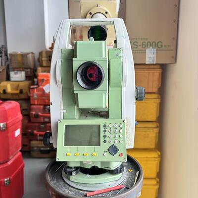 Sân máy tổng thể Leica TS09 đã sử dụng với khoảng cách không prism 1000m, chống bụi và nước IP66 và Hệ thống vận hành thời gian thực